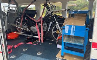 Een brommer in een vliegtuig.