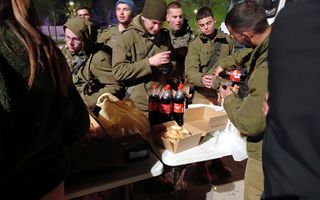 Israëlische militairen krijgen in Dimona, in de Negevwoestijn, wat te eten en te drinken. beeld Albert en Esther Knoester