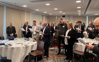 Zingende volwassenen in zaal met laag plafond