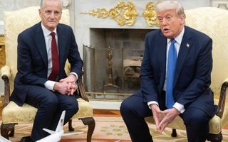 Twee mannen in pak op gele stoelen. Links de premier van Noorwegen en rechts Donald Trump