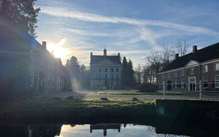 Kasteeltje met aan weerszijden bijgebouwen.