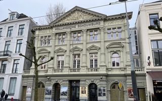 Foto van klassiek pand uit negentiende eeuw met vijf toegangsdeuren. Vroeger was hier een schouwburg gevestigd. Dat staat ook bovenaan de gevel.
