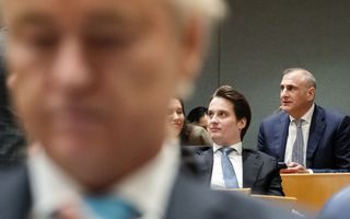 Drie mannen in pak achter elkaar in de zaal van de Tweede Kamer