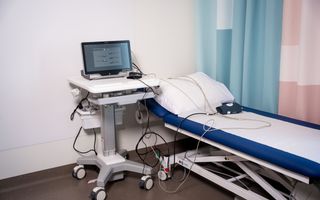 Bed en computer met snoeren. 