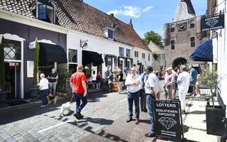 Mensen winkelen in Elburg.