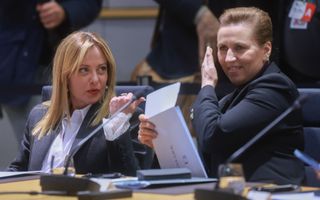 Twee vrouwen zitten in een bank.
