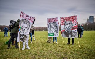 Mensen met protestborden. Op een bord staat onder meer D666, in plaats van D66, en daarbij de tekst: ”Baas in eigen buik, niet in eigen arm”.