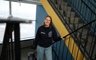 Jonge vrouw op een trap. 