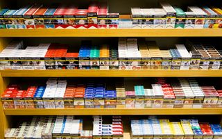 Pakjes sigaretten in supermarktschap in 2018. 
