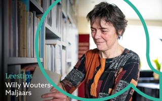 Vignet leestips, met in een opengewerkte komma een vrouw met geblokte jurk.