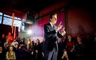 Jesse Klaver spreekt tijdens een bijeenkomst van GroenLinks-PvdA met partijleden over het door D66, CDA en VVD gepresenteerde regeerakkoord