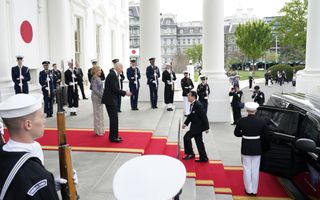 De Amerikaanse president Joe Biden en zijn vrouw Jill ontvangen de Japanse premier Fumio Kishida bij het Witte Huis. beeld EPA, Yuri Gripas