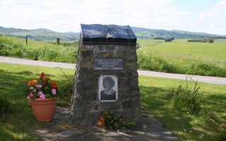 Een stenen monument met daarop een foto van Jane Haining.