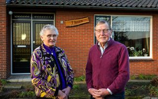 Dinie Hoff-Gooffelink en Frits Hoff bij hun huis in Almelo. Een bord als herinnering voor henzelf en als getuigenis. 