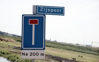 Een verkeersbord met aanwijzing ”doodlopende straat’’ en daarboven een straatnaambordje met de naam Zijspoor.