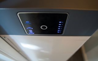 Een thuisbatterij wit met een wit en zwart vlak; in het zwarte vlak een beeldschermpje met blauwe symbooltjes.