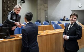 De informateur schudt de hand van Jetten in de grote vergaderzaal van de Tweede Kamer. Bontenbal kijkt lachend toe.