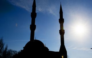 Twee minaretten tegen een felblauwe lucht.