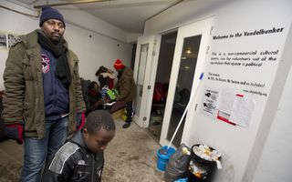 Mannen en een kind in een kelderachtige ruimte.