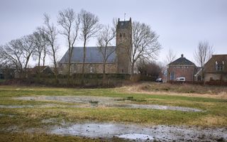 Oude bakstenen kerk met toren.