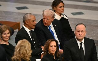 Mannen en vrouwen in zwarte kleding.