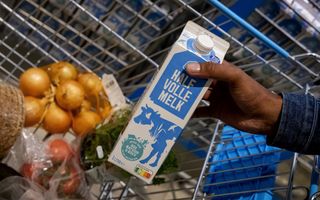 De voedingswaarde van halfvolle melk is hoger dan die van plantaardige zuivel. beeld ANP, Robin van Lonkhuijsen