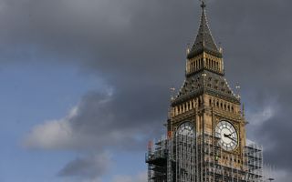 Een toren staat in de stijgers. 