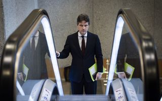 CDA-partijleider Bontenbal staat op de roltrap