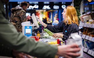 Bij een kassa worden tal van boodschappen afgerekend. 