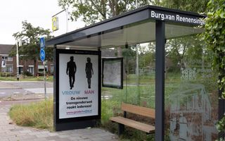 Met waarschuwende posters in bushokjes protesteerde Stichting Gendertwijfel in 2022 tegen de Transgenderwet. beeld Martin Droog 