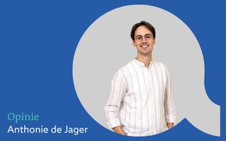 Blauw vignet met daarin de tekst: Opinie, Anthonie de Jager. De afbeelding toont een lachende, donkerharige en bebrilde jongeman in een wit overhemd met bruine strepen