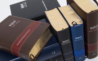 Stapel met liggende en staande Bijbels.