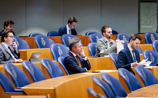 Kamerleden zitten op blauwe stoelen tijdens de behandeling van de onderwijsbegroting.