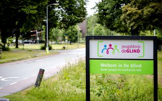 Een bord in de berm met daarop onder meer de tekst: ”Welkom in De Glind. Waar jeugd en toekomst telt” 