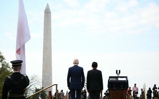 De Amerikaanse president Joe Biden (l.) en de Japanse premier Fumio Kishida (r.) woensdag op de South Lawn voor het Witte Huis in Washington D.C. Kishida was de afgelopen week in de Verenigde Staten voor een diplomatieke tour. beeld AFP, Mandel Ngan