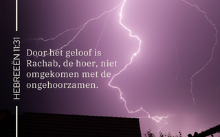 Bliksem aan de nachtelijke hemel.