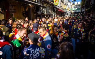 Een winkelstraat in Den Bosch vol carnavalsvierders.