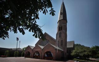 Een vrij moderne kerk met een hoge toren.