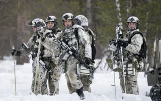 Finse soldaten in actie tijdens een training in Hetta in Noord-Finland. De oefening maakt deel uit van Nordic Response, die onderdeel is van de NAVO-oefenreeks Steadfast Defender. beeld AFP, Anders Wiklund