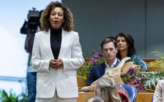 Nathalie van Berkel (D66) doet in de plenaire zaal de belofte tijdens de beëdiging.