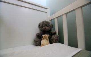 Een ledikantje met knuffels. 