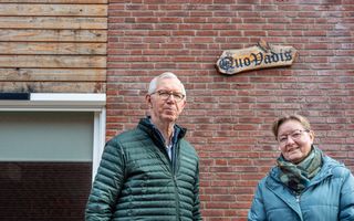 Het echtpaar Groeneveld voor de gevel met het oude bord Quo Vadis.