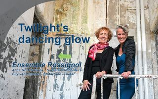 Twee vrouwen staan op een klein bordes voor een deur met afgebladderde verf.