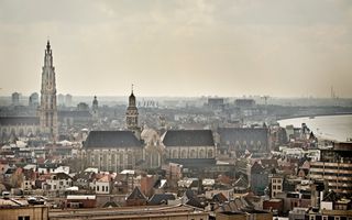 Stadsgezicht van Antwerpen, waarop een drietal kerken zichtbaar is.