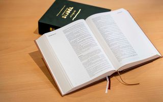 Een opengeslagen Bijbel.