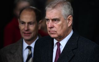 Man met rood met blauwe stropdas