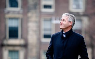 Oud-minister Arie Slob wandelt over het Binnenhof 