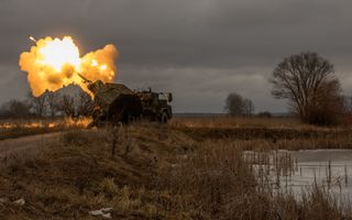 Oekraïense militairen van de 45 Artillerie Brigade vuren een Archerhouwitser van Zweedse makelij af in de regio Donetsk. beeld AFP, Roman Pilipey