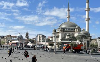 Een plein in Istanbul. rechts, op de achtergrond, een grote moskee.