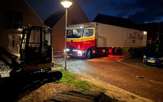 Vrachtwagen staat op straat in het donker.